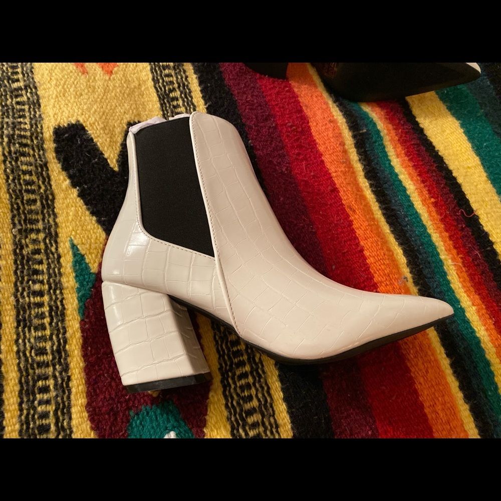 White bootie heels NWT 🐊